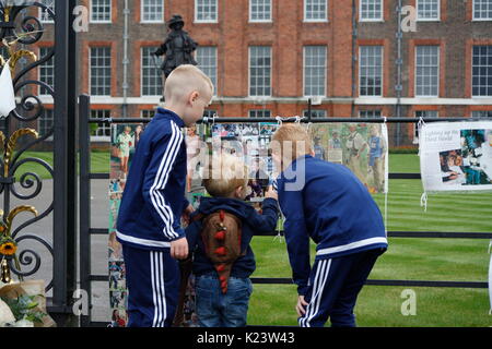 Londres, Royaume-Uni. Août 30, 2017. Les gens importent de fleurs à Kensington Palace de mémoriser la mort de la princesse Diana, il y a 20 ans, London, UK Crédit : Nastia M/Alamy Live News Banque D'Images