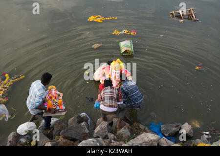 Hyderabad, Inde. Août 30, 2017. Un dévot hindou transporter, idole de dieu hindou le dieu Ganesh pour l'immersion, le sixième jour de Ganesh Chaturthi festival à Hussainsagar Lake à Hyderabad, en Inde. Credit : Hyderabad/Alamy Live News Banque D'Images