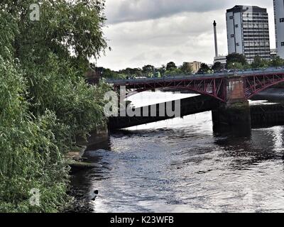 Glasgow, Royaume-Uni. Août 30, 2017. Réparations d'urgence de Clyde Weir, Glasgow. Le Victorian weir maintient les niveaux de la rivière à un niveau artificiellement élevé et exempte de grosses variations dues aux marées, ce qui maintient les berges stables du poids de l'eau dans la rivière Clyde. Avec le barrage endommagé, le niveau de la rivière Clyde est à 60 ans, et des sections de la rivière sont à risque d'effondrement. La ville de Glasgow ont été critiquées pour le manque d'investissement dans le système de Weir et le blâme pour l'échec a été placée à leurs pieds. Crédit : Steve Tindal/Alamy Live News Banque D'Images