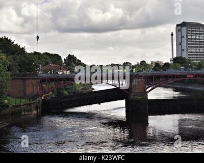 Glasgow, Royaume-Uni. Août 30, 2017. Réparations d'urgence de Clyde Weir, Glasgow. Le Victorian weir maintient les niveaux de la rivière à un niveau artificiellement élevé et exempte de grosses variations dues aux marées, ce qui maintient les berges stables du poids de l'eau dans la rivière Clyde. Avec le barrage endommagé, le niveau de la rivière Clyde est à 60 ans, et des sections de la rivière sont à risque d'effondrement. La ville de Glasgow ont été critiquées pour le manque d'investissement dans le système de Weir et le blâme pour l'échec a été placée à leurs pieds. Crédit : Steve Tindal/Alamy Live News Banque D'Images