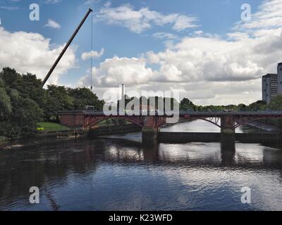 Glasgow, Royaume-Uni. Août 30, 2017. Réparations d'urgence de Clyde Weir, Glasgow. Le Victorian weir maintient les niveaux de la rivière à un niveau artificiellement élevé et exempte de grosses variations dues aux marées, ce qui maintient les berges stables du poids de l'eau dans la rivière Clyde. Avec le barrage endommagé, le niveau de la rivière Clyde est à 60 ans, et des sections de la rivière sont à risque d'effondrement. La ville de Glasgow ont été critiquées pour le manque d'investissement dans le système de Weir et le blâme pour l'échec a été placée à leurs pieds. Crédit : Steve Tindal/Alamy Live News Banque D'Images