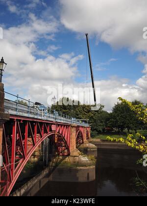 Glasgow, Royaume-Uni. Août 30, 2017. Réparations d'urgence de Clyde Weir, Glasgow. Le Victorian weir maintient les niveaux de la rivière à un niveau artificiellement élevé et exempte de grosses variations dues aux marées, ce qui maintient les berges stables du poids de l'eau dans la rivière Clyde. Avec le barrage endommagé, le niveau de la rivière Clyde est à 60 ans, et des sections de la rivière sont à risque d'effondrement. La ville de Glasgow ont été critiquées pour le manque d'investissement dans le système de Weir et le blâme pour l'échec a été placée à leurs pieds. Crédit : Steve Tindal/Alamy Live News Banque D'Images