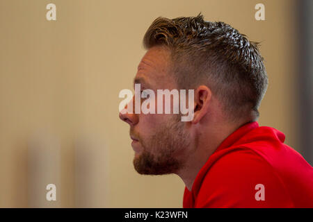 Hensol, Pays de Galles, Royaume-Uni. Août 30, 2017. Chris Gunter de galles fait face à la presse en amont de la Coupe du Monde 2018 match de qualification contre l'Autriche. Photo par : Mark Hawkins/Alamy Live News Banque D'Images