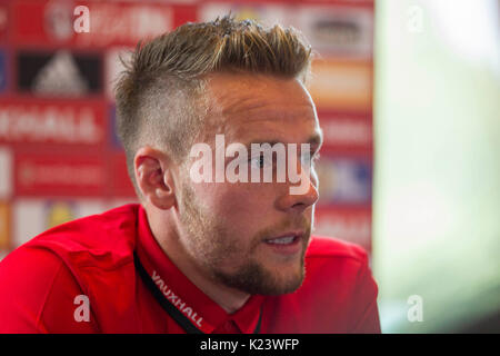 Hensol, Pays de Galles, Royaume-Uni. Août 30, 2017. Chris Gunter de galles fait face à la presse en amont de la Coupe du Monde 2018 match de qualification contre l'Autriche. Photo par : Mark Hawkins/Alamy Live News Banque D'Images