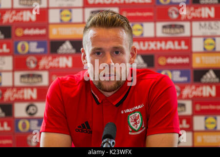 Hensol, Pays de Galles, Royaume-Uni. Août 30, 2017. Chris Gunter de galles fait face à la presse en amont de la Coupe du Monde 2018 match de qualification contre l'Autriche. Photo par : Mark Hawkins/Alamy Live News Banque D'Images