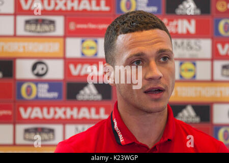 Hensol, Pays de Galles, Royaume-Uni. Août 30, 2017. James Chester de galles fait face à la presse en amont de la Coupe du Monde 2018 match de qualification contre l'Autriche. Photo par : Mark Hawkins/Alamy Live News Banque D'Images