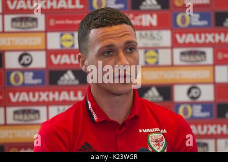 Hensol, Pays de Galles, Royaume-Uni. Août 30, 2017. James Chester de galles fait face à la presse en amont de la Coupe du Monde 2018 match de qualification contre l'Autriche. Photo par : Mark Hawkins/Alamy Live News Banque D'Images