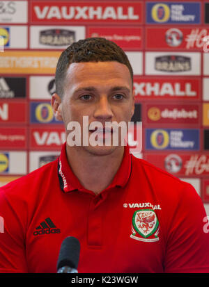 Hensol, Pays de Galles, Royaume-Uni. Août 30, 2017. James Chester de galles fait face à la presse en amont de la Coupe du Monde 2018 match de qualification contre l'Autriche. Photo par : Mark Hawkins/Alamy Live News Banque D'Images