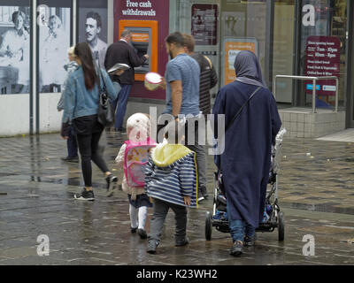 Glasgow, Ecosse, Royaume-Uni. Août 30, 2017. Météo britannique. De pleuvoir et ensoleillée dans les rues de la ville, souvent à la même que ses dents été médiocre temps persiste. Credit : Gérard ferry/Alamy Live News Banque D'Images