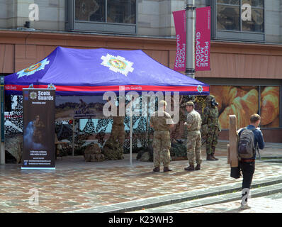 Glasgow, Ecosse, Royaume-Uni. Août 30, 2017. Météo britannique. De pleuvoir et ensoleillée dans les rues de la ville, souvent à la même que ses dents été médiocre temps persiste. Credit : Gérard ferry/Alamy Live News Banque D'Images