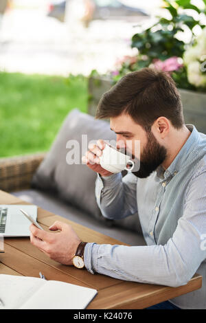 Homme barbu travaillant dans Cafe Banque D'Images