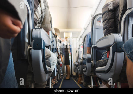 L'allée de la cabine en avion Banque D'Images