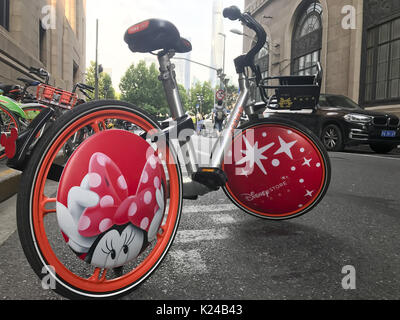 Shanghai, Shanghai, Chine. Août 28, 2017. Shanghai, Chine 28 août 2017 : (usage éditorial uniquement. Chine).Le thème de la souris Mickey vélos partagés peut être vu sur la rue à Shanghai, le 28 août 2017.La société de vélos en libre-Mobike et Disney co-libérer le Mickey et Minnie Mouse vélos partagés à Shanghai, marquant le jour de la Saint-Valentin chinoise. Crédit : SIPA Asie/ZUMA/Alamy Fil Live News Banque D'Images