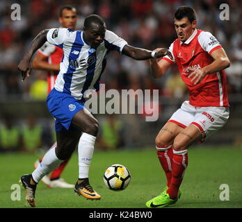 Lisbonne, Portugal. Août 27, 2017. Porto, Vincent Aboubakar (L) le dispute à Braga's Lazar Rosic 2017-2018 au cours de la Ligue portugaise match de foot entre SC Braga et le FC Porto au Stade Municipal de Braga à Braga, Portugal, le 27 août, 2017. Porto a gagné 1-0. Credit : Paulo Duarte/Xinhua/Alamy Live News Banque D'Images