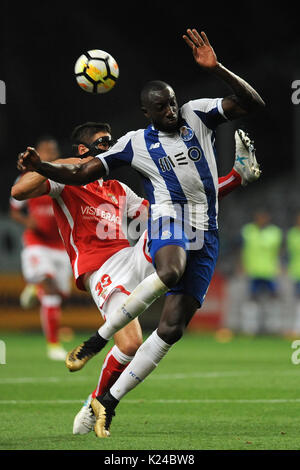 Lisbonne, Portugal. Août 27, 2017. Porto, Moussa Marega (R) le dispute à l'Braga Nikola Vukcevic pendant le match de football 2017-2018 Ligue portugaise entre SC Braga et le FC Porto au Stade Municipal de Braga à Braga, Portugal, le 27 août, 2017. Porto a gagné 1-0. Credit : Paulo Duarte/Xinhua/Alamy Live News Banque D'Images