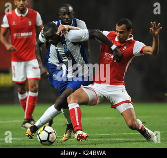 Lisbonne, Portugal. Août 27, 2017. Porto, Vincent Aboubakar (2e R) rivalise avec Fransergio de Braga 2017-2018 au cours de la Ligue portugaise match de foot entre SC Braga et le FC Porto au Stade Municipal de Braga à Braga, Portugal, le 27 août, 2017. Porto a gagné 1-0. Credit : Paulo Duarte/Xinhua/Alamy Live News Banque D'Images