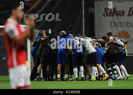 Lisbonne, Portugal. Août 27, 2017. Les joueurs de Porto célèbrent leur victoire après le match de football 2017-2018 Ligue portugaise entre SC Braga et le FC Porto au Stade Municipal de Braga à Braga, Portugal, le 27 août, 2017. Porto a gagné 1-0. Credit : Paulo Duarte/Xinhua/Alamy Live News Banque D'Images