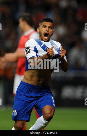 Lisbonne, Portugal. Août 27, 2017. Porto, Jésus célèbre Corona après avoir marqué le seul but contre Braga au cours de la 2017-2018 ligue match de foot entre SC Braga et le FC Porto au Stade Municipal de Braga à Braga, Portugal, le 27 août, 2017. Porto a gagné 1-0. Credit : Paulo Duarte/Xinhua/Alamy Live News Banque D'Images