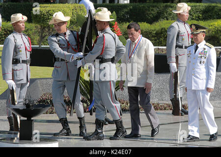 Taguig City, Philippines. Août 28, 2017. La présidente philippine Rodrigo Duterte (3e R) dirige la cérémonie de dépôt au cours de la commémoration de la Journée des héros nationaux dans le cimetière des héros à Taguig City, Philippines, le 28 août 2017. Source : Xinhua/Alamy Live News Banque D'Images