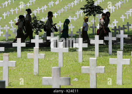 Taguig City, Philippines. Août 28, 2017. Les étudiants philippins marcher entre les tombes de soldats tombés alors qu'ils assistent à la commémoration de la Journée des héros nationaux dans le cimetière des héros à Taguig City, Philippines, le 28 août 2017. Source : Xinhua/Alamy Live News Banque D'Images