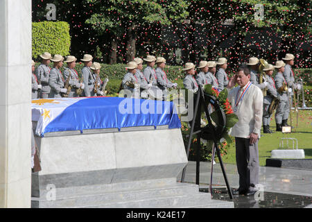 Taguig City, Philippines. Août 28, 2017. La présidente philippine Rodrigo Duterte (avant) salue en face de la tombe du soldat inconnu lors de la commémoration de la Journée des héros nationaux dans le cimetière des héros à Taguig City, Philippines, le 28 août 2017. Source : Xinhua/Alamy Live News Banque D'Images