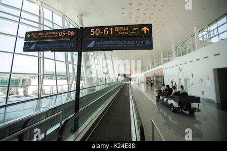 Wuhan. Août 28, 2017. Photo prise le 28 août 2017 présente le nouveau terminal T3 de l'aéroport Tianhe de Wuhan, capitale de la province du Hubei en Chine centrale. Le terminal T3 est prévu pour le fonctionnement à 6 h Heure de Beijing le 31 août. Le nouveau terminal dispose d'un total de 61 avions passerelle d'embarquement. Credit : Xiong Qi/Xinhua/Alamy Live News Banque D'Images