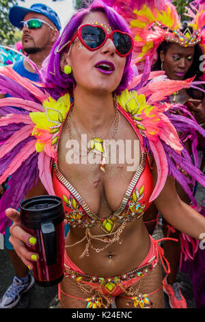 Londres, Royaume-Uni. Août 28, 2017. Les danseurs en costume dance derrière leur flottement - Notting Hill Carnival l'événement annuel sur les rues du Royal Borough de Kensington et Chelsea, au cours des week-end férié d'août. Il est dirigé par des membres de la communauté des Antilles britanniques, et attire environ un million de personnes par année, ce qui en fait l'un des plus grands festivals de rue. Crédit : Guy Bell/Alamy Live News Banque D'Images