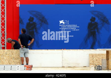 Venise, Italie. Août 28, 2017. L'homme au travail au cours de la 74e Festival International du Film de Venise au Lido de Venise, Italie, 28 août 2017. Credit : Andrea Spinelli/Alamy Live News Banque D'Images