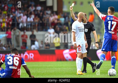 Sion, 27.08.2017, Raiffeisen Football Super League, le FC Sion - FC Bale, Marco Schneuwly (FC Sion 15) s'empare d'un carton jaune par l'arbitre, M. Alain Bieri pour une faute sur Manuel Akanji (FCB 36) Photo : Cronos/Frédéric Dubuis Banque D'Images