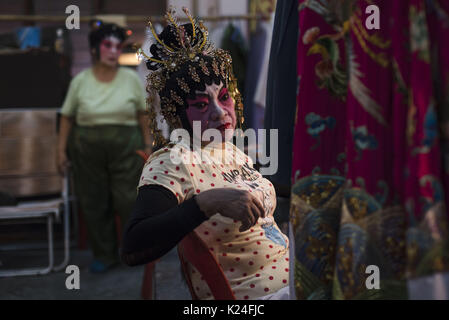 Kuala Lumpur, Malaisie. Août 28, 2017. Des scènes de coulisses à l'opéra chinois Shen Sze elle Yar temple, Kajang à Kuala Lumpur, Malaisie sur le 28 août 2017. Le temple célébrer Xian Si Shi Ye anniversaire sur le septième jour de sept lune Crédit : Chris Jung/ZUMA/Alamy Fil Live News Banque D'Images