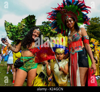 Leeds, UK. Août 28, 2017. Les artistes interprètes ou exécutants participent à la Leeds West Indian Carnaval 2017 à Leeds, Royaume-Uni, le 28 août, 2017. Le Leeds West Indian Carnaval, fête est 50e année dans la ville de Leeds. Le carnaval a été créé en 1967 par Arthur France comme un moyen pour les communautés afro-antillaise pour célébrer leurs propres cultures et traditions, et est l'un des plus grands carnavals antillais en dehors de Londres. Crédit : Stephen Gaunt/Touchlinepics.com/Alamy Live News Banque D'Images