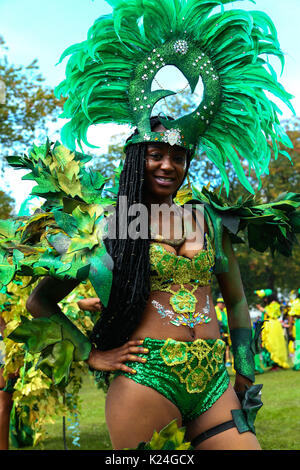 Leeds, UK. Août 28, 2017. Les artistes interprètes ou exécutants participent à la Leeds West Indian Carnaval 2017 à Leeds, Royaume-Uni, le 28 août, 2017. Le Leeds West Indian Carnaval, fête est 50e année dans la ville de Leeds. Le carnaval a été créé en 1967 par Arthur France comme un moyen pour les communautés afro-antillaise pour célébrer leurs propres cultures et traditions, et est l'un des plus grands carnavals antillais en dehors de Londres. Crédit : Stephen Gaunt/Touchlinepics.com/Alamy Live News Banque D'Images