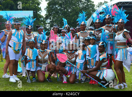 Leeds, UK. Août 28, 2017. Les artistes interprètes ou exécutants participent à la Leeds West Indian Carnaval 2017 à Leeds, Royaume-Uni, le 28 août, 2017. Le Leeds West Indian Carnaval, fête est 50e année dans la ville de Leeds. Le carnaval a été créé en 1967 par Arthur France comme un moyen pour les communautés afro-antillaise pour célébrer leurs propres cultures et traditions, et est l'un des plus grands carnavals antillais en dehors de Londres. Crédit : Stephen Gaunt/Touchlinepics.com/Alamy Live News Banque D'Images