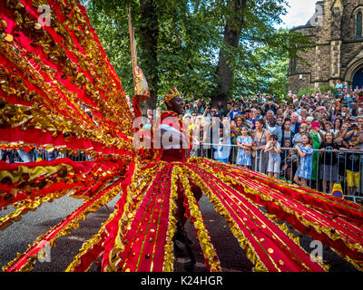 Leeds, UK. 28 août, 2017. Le 50e Leeds West Indian Carnival à Potternewton Park. Le carnaval a été la première au Royaume-Uni, en 1967, d'intégrer les trois éléments essentiels de l'Ouest authentique Indian carnaval - costumes, musique et d'une mascarade procession - c'est l'Europe le plus ancien défilé de carnaval des Caraïbes. L'événement comporte une procession colorée dans les rues, de la musique live et un stade de l'alimentation de rue et s'adresse à tous les âges et les cultures. Bailey-Cooper Photo Photography/Alamy Live News Banque D'Images