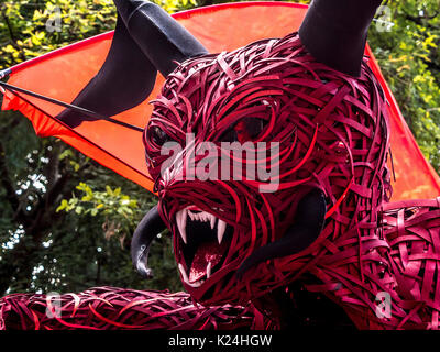 Leeds, UK. 28 août, 2017. Le 50e Leeds West Indian Carnival à Potternewton Park. Le carnaval a été la première au Royaume-Uni, en 1967, d'intégrer les trois éléments essentiels de l'Ouest authentique Indian carnaval - costumes, musique et d'une mascarade procession - c'est l'Europe le plus ancien défilé de carnaval des Caraïbes. L'événement comporte une procession colorée dans les rues, de la musique live et un stade de l'alimentation de rue et s'adresse à tous les âges et les cultures. Bailey-Cooper Photo Photography/Alamy Live News Banque D'Images