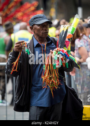 Leeds, UK. 28 août, 2017. Le 50e Leeds West Indian Carnival à Potternewton Park. Le carnaval a été la première au Royaume-Uni, en 1967, d'intégrer les trois éléments essentiels de l'Ouest authentique Indian carnaval - costumes, musique et d'une mascarade procession - c'est l'Europe le plus ancien défilé de carnaval des Caraïbes. L'événement comporte une procession colorée dans les rues, de la musique live et un stade de l'alimentation de rue et s'adresse à tous les âges et les cultures. Bailey-Cooper Photo Photography/Alamy Live News Banque D'Images