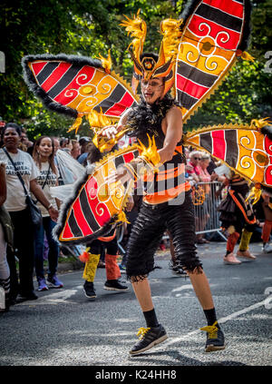 Leeds, UK. 28 août, 2017. Le 50e Leeds West Indian Carnival à Potternewton Park. Le carnaval a été la première au Royaume-Uni, en 1967, d'intégrer les trois éléments essentiels de l'Ouest authentique Indian carnaval - costumes, musique et d'une mascarade procession - c'est l'Europe le plus ancien défilé de carnaval des Caraïbes. L'événement comporte une procession colorée dans les rues, de la musique live et un stade de l'alimentation de rue et s'adresse à tous les âges et les cultures. Bailey-Cooper Photo Photography/Alamy Live News Banque D'Images