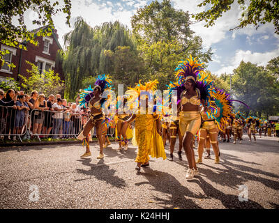 Leeds, UK. 28 août, 2017. Le 50e Leeds West Indian Carnival à Potternewton Park. Le carnaval a été la première au Royaume-Uni, en 1967, d'intégrer les trois éléments essentiels de l'Ouest authentique Indian carnaval - costumes, musique et d'une mascarade procession - c'est l'Europe le plus ancien défilé de carnaval des Caraïbes. L'événement comporte une procession colorée dans les rues, de la musique live et un stade de l'alimentation de rue et s'adresse à tous les âges et les cultures. Bailey-Cooper Photo Photography/Alamy Live News Banque D'Images