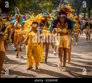 Leeds, UK. 28 août, 2017. Le 50e Leeds West Indian Carnival à Potternewton Park. Le carnaval a été la première au Royaume-Uni, en 1967, d'intégrer les trois éléments essentiels de l'Ouest authentique Indian carnaval - costumes, musique et d'une mascarade procession - c'est l'Europe le plus ancien défilé de carnaval des Caraïbes. L'événement comporte une procession colorée dans les rues, de la musique live et un stade de l'alimentation de rue et s'adresse à tous les âges et les cultures. Bailey-Cooper Photo Photography/Alamy Live News Banque D'Images