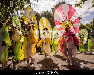 Leeds, UK. 28 août, 2017. Le 50e Leeds West Indian Carnival à Potternewton Park. Le carnaval a été la première au Royaume-Uni, en 1967, d'intégrer les trois éléments essentiels de l'Ouest authentique Indian carnaval - costumes, musique et d'une mascarade procession - c'est l'Europe le plus ancien défilé de carnaval des Caraïbes. L'événement comporte une procession colorée dans les rues, de la musique live et un stade de l'alimentation de rue et s'adresse à tous les âges et les cultures. Bailey-Cooper Photo Photography/Alamy Live News Banque D'Images