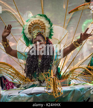 Leeds, UK. 28 août, 2017. Le 50e Leeds West Indian Carnival à Potternewton Park. Le carnaval a été la première au Royaume-Uni, en 1967, d'intégrer les trois éléments essentiels de l'Ouest authentique Indian carnaval - costumes, musique et d'une mascarade procession - c'est l'Europe le plus ancien défilé de carnaval des Caraïbes. L'événement comporte une procession colorée dans les rues, de la musique live et un stade de l'alimentation de rue et s'adresse à tous les âges et les cultures. Bailey-Cooper Photo Photography/Alamy Live News Banque D'Images