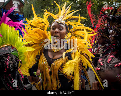 Leeds, UK. 28 août, 2017. Le 50e Leeds West Indian Carnival à Potternewton Park. Le carnaval a été la première au Royaume-Uni, en 1967, d'intégrer les trois éléments essentiels de l'Ouest authentique Indian carnaval - costumes, musique et d'une mascarade procession - c'est l'Europe le plus ancien défilé de carnaval des Caraïbes. L'événement comporte une procession colorée dans les rues, de la musique live et un stade de l'alimentation de rue et s'adresse à tous les âges et les cultures. Bailey-Cooper Photo Photography/Alamy Live News Banque D'Images