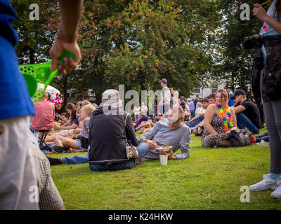 Leeds, UK. 28 août, 2017. Le 50e Leeds West Indian Carnival à Potternewton Park. Le carnaval a été la première au Royaume-Uni, en 1967, d'intégrer les trois éléments essentiels de l'Ouest authentique Indian carnaval - costumes, musique et d'une mascarade procession - c'est l'Europe le plus ancien défilé de carnaval des Caraïbes. L'événement comporte une procession colorée dans les rues, de la musique live et un stade de l'alimentation de rue et s'adresse à tous les âges et les cultures. Bailey-Cooper Photo Photography/Alamy Live News Banque D'Images