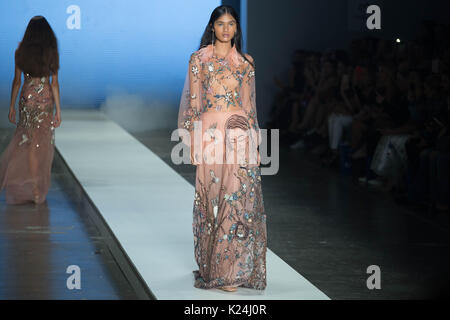 Un model à Osklen piste à SPFW N44 de l'hiver 2018 Le 28 août 2017 à Sao Paulo, Brésil. (PHOTO : PATRICIA/DEVORAES BRÉSIL PHOTO PRESSE) Credit : Brésil Photo Presse/Alamy Live News Banque D'Images