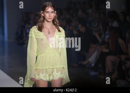 Un model à Osklen piste à SPFW N44 de l'hiver 2018 Le 28 août 2017 à Sao Paulo, Brésil. (PHOTO : PATRICIA/DEVORAES BRÉSIL PHOTO PRESSE) Credit : Brésil Photo Presse/Alamy Live News Banque D'Images