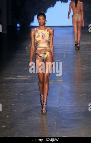 Sao Paulo, Brésil. Août 28, 2017. Un model à Triya piste à SPFW N44 de l'hiver 2018 Le 28 août 2017 à Sao Paulo, Brésil. Brésil : Crédit Photo Presse/Alamy Live News Banque D'Images