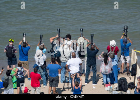 18 août 2017 : Chicago, Illinois, États-Unis - photographes se tournent vers le ciel sur les rives du lac Michigan au cours de la pratique de l'air et l'eau de Chicago 2017 Show à Chicago, IL. Banque D'Images