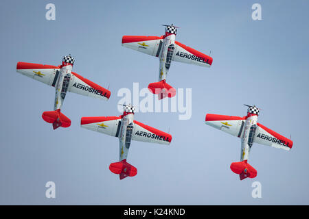 18 août 2017 : Chicago, Illinois, États-Unis - Les membres de l'équipe acrobatique AeroShell effectuer sur le lac Michigan au cours de la pratique de l'air et l'eau de Chicago 2017 Show à Chicago, IL. Banque D'Images