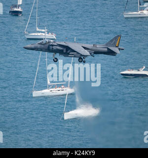 18 août 2017 : Chicago, Illinois, États-Unis - UN AV-8B Harrier II effectue sur le lac Michigan au cours de la pratique de l'air et l'eau de Chicago 2017 Show à Chicago, IL. Banque D'Images