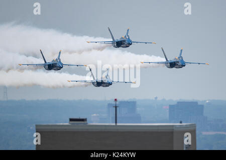 18 août 2017 : Chicago, Illinois, États-Unis - La U.S. Navy Blue Angels de l'Escadron de démonstration de vol effectue pendant la pratique de l'air et l'eau de Chicago 2017 Show à Chicago, IL. Banque D'Images